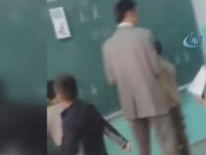 Öğretmenden öğrenciye dayak kamerada