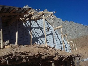 Durankaya'da şiddetli rüzgar çatıları uçurdu