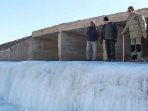 Soğuk hava dalgası dereleri dondurdu!
