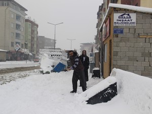 Hakkari'de 9 köy 22 mezra yolu ulaşıma kapandı