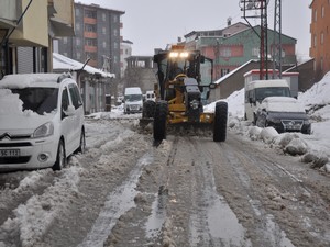 Yüksekova'da karla mücadele sürüyor!