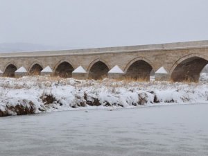 Kızılırmak buz tuttu!
