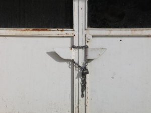 Şemdinli Belediyesi kapısına kilit vuruldu