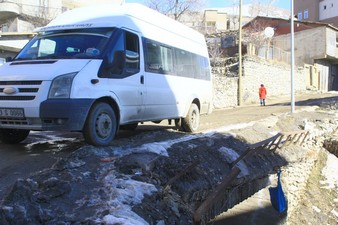 Tahrip olan Berçelan köprüsü tehlike saçıyor!