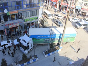 Hakkari’nin dar caddesine Tır sıkıştı!