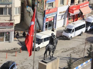 Hakkari’de bayraklar yarıya indirildi!