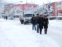 Hakkâri’de kar yağışı etkisini sürdürüyor