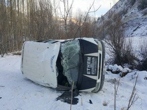 Şemdinli’de öğrenci servisi devrildi 9 yaralı