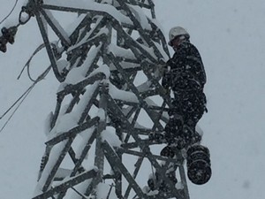 Hakkari'deki yağışlar direkleri devirdi!