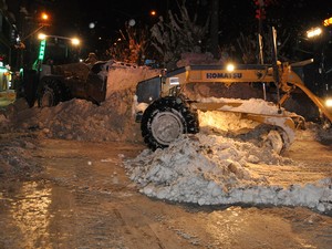 Yüksekova'da karla mücadele sürüyor