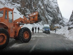 Çukurca karayoluna çığ düştü