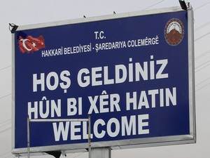 Hakkari girişine 3 dilli tabela!