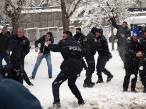 Polis ile vatandaşın kartopu savaşı!