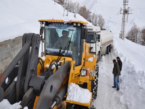 Hakkari'de mahsur kalan araçlar kurtarıldı!