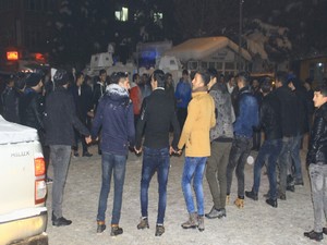 Hakkarili gençler 2016 yılına halaylarla veda etti!