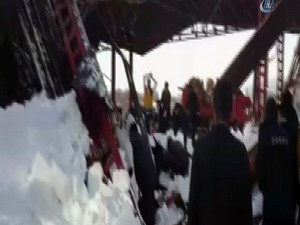 Pazar çatısı çöktü; Çok sayıda yaralı var!.