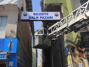 Belediye halk pazarı yeni tabelasına kavuştu!