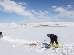 Nazik Gölü'de "‘Eskimo’ usulü balık avı"