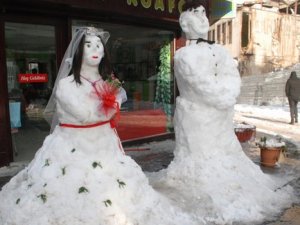 Kardan ilginç gelin-damat heykeli!