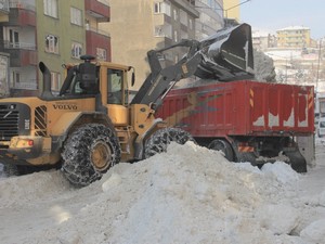 Hakkari’de karla mücadele çalışmaları!