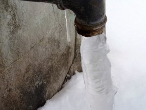 Soğuktan akan çeşmeler buz tuttu