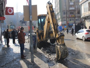 Hakkari'de buzla mücadele çalışması!