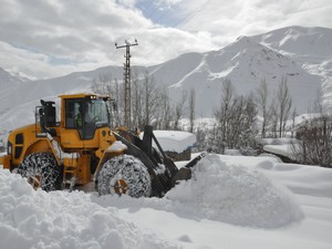 Hakkari'de 14 köy, 71 mezra yolu kapandı!