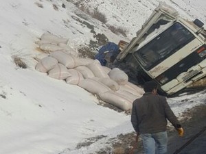 Saman yüklü kamyon kaza yaptı!