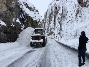 Hakkari-Van karayoluna 4 noktada çığ düştü