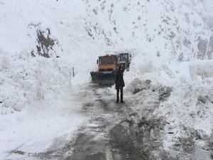 Hakkari-Van karayoluna 5.çığ düştü!