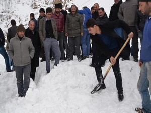 Hakkari-Van karayoluna 1 günde 6 çığ düştü!