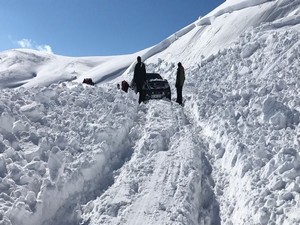 Kayak merkezi yoluna 3 noktada çığ düştü!
