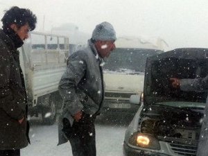 Hakkari-Van karayolunda araçlar mahsur kaldı!