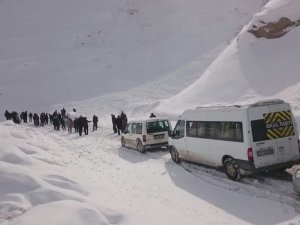 Şemdinli-Yüksekova karayoluna çığ düştü