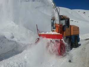 Hakkari’de karla mücadele çalışmaları sürüyor