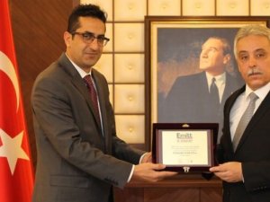 Vali Toprak’a en iyi fuar stant ödülü verildi