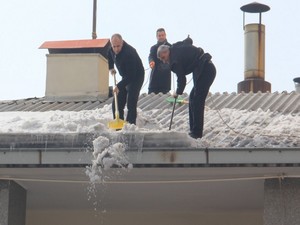 Hakkari'de çatılardaki karlar temizlendi!