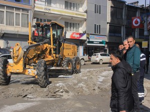 Hakkari belediyesi buzla mücadele başlattı!