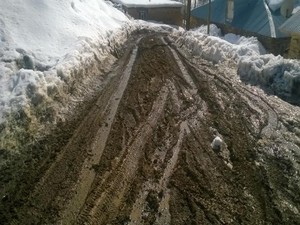 Tekçe ailesi yollarının onarılmasını istiyor!