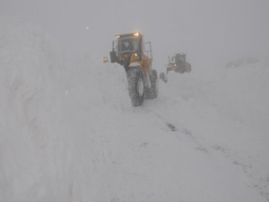 Hakkari’de 15 köy, 77 mezra yolu ulaşıma kapandı