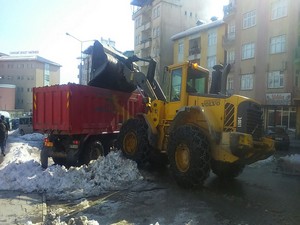 Hakkari’de kar Birikintileri şehir dışına çıkartılıyor