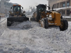 Yüksekova'da karla mücadele sürüyor!