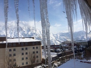 Hakkari'de buz sarkıtları 2 metreye ulaştı!