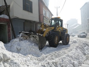 Yüksekova'da kar yığınları ilçe dışına çıkartılıyor!