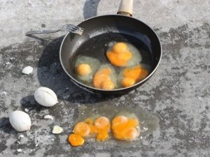 Kırılan yumurta soğuktan dondu!