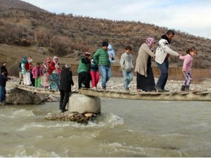 Okula yetişebilmek için hayatlarını riske atıyorlar!