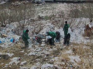 Hakkari belediyesi yeni köprüde çevre temizliği yaptı