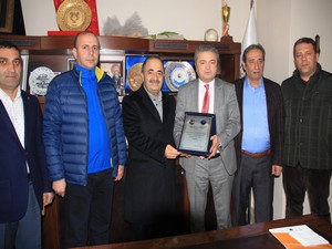 Başkan Taş’tan iş adamı Akgöl’e teşekkür plaketi
