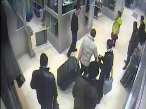 Bavuldan sevgili çıktı.