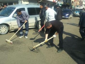 Hakkari'de tahrip olan yollar onarılıyor!